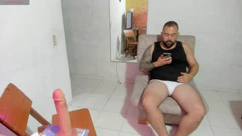 Snapshot of maxi_dick33 chatting on 06-08-26, 01:28 maxi dick online show from 06-08-26, 01:28