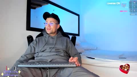 Snapshot of maxi_mux1 chatting on 10-11-25, 04:33 MAXI online show from 10-11-25, 04:33