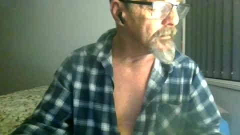 Snapshot of maximus_oreally chatting on 06-18-26, 01:37 Max online show from 06-18-26, 01:37
