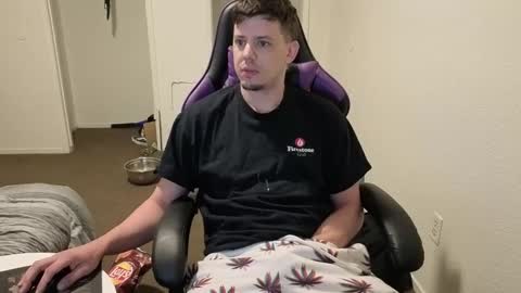 Snapshot of maxishere000 chatting on 10-26-25, 12:00 IG online show from 10-26-25, 12:00