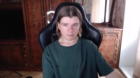 Snapshot of maxplay18 chatting on 10-10-25, 10:14 Max online show from 10-10-25, 10:14