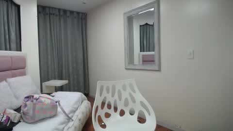 Snapshot of mayaa_ross chatting on 02-04-25, 12:40 Maya online show from 02-04-25, 12:40