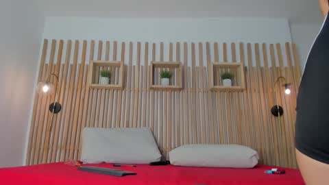 Snapshot of maye_wells_ chatting on 12-18-25, 07:20 Maye Wells online show from 12-18-25, 07:20