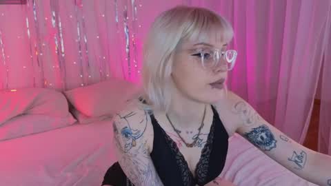 Snapshot of me1roze chatting on 03-27-26, 07:58 Roze online show from 03-27-26, 07:58