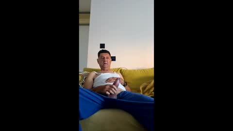 Snapshot of medeni62 chatting on 06-08-26, 04:13 medeni62 online show from 06-08-26, 04:13