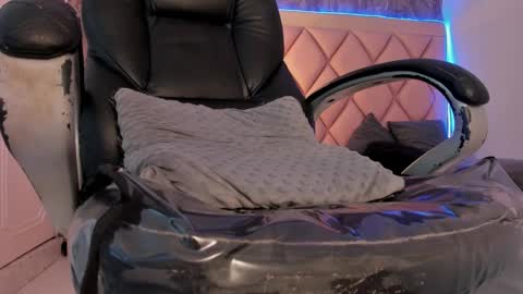 M E G A N online show from 03-09-25, 01:04