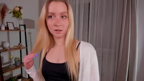 Elly online show from 04-20-26, 07:37