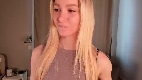 Snapshot of meganhenns chatting on 06-28-26, 01:17 Elly online show from 06-28-26, 01:17