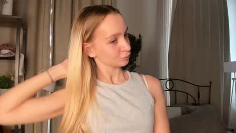 Snapshot of meganhenns chatting on 07-24-26, 12:14 Elly online show from 07-24-26, 12:14