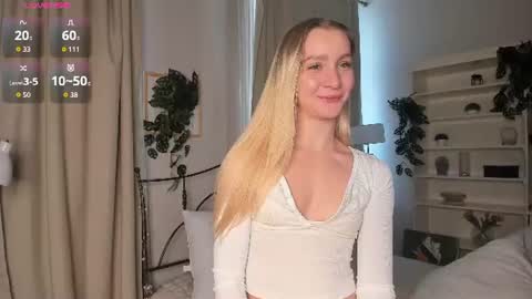 Snapshot of meganhenns chatting on 07-25-26, 12:03 Elly online show from 07-25-26, 12:03