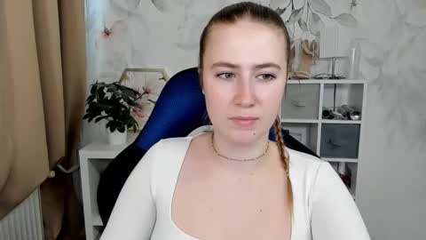 Snapshot of meganx_candy chatting on 06-11-26, 11:41 Megan online show from 06-11-26, 11:41