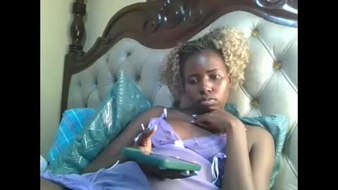 Snapshot of melaninblue chatting on 06-08-26, 04:07 melaninblue online show from 06-08-26, 04:07
