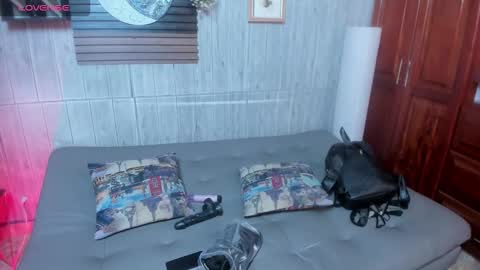Snapshot of melany_27 chatting on 12-17-25, 01:28 Melany online show from 12-17-25, 01:28