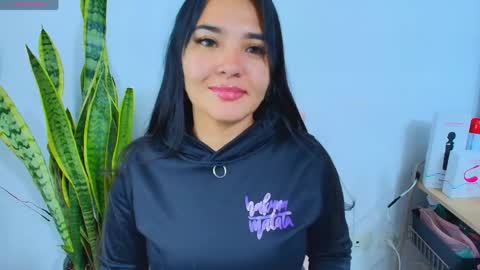   Independent model online show from 05-19-26, 01:22