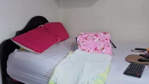 Snapshot of melihotxxx chatting on 09-19-25, 12:02 melihotxxx online show from 09-19-25, 12:02