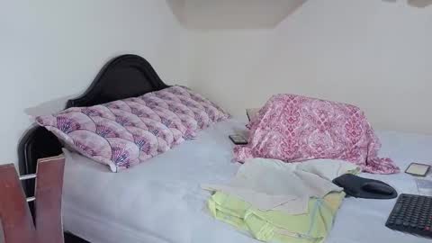 Snapshot of melihotxxx chatting on 12-01-25, 12:37 melihotxxx online show from 12-01-25, 12:37