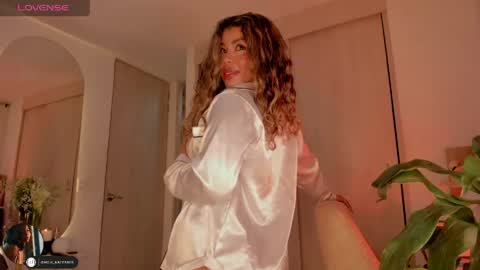 Snapshot of melina_ferrer1 chatting on 04-11-26, 01:59 EI online show from 04-11-26, 01:59