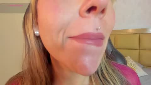 Snapshot of melissarouge chatting on 04-27-26, 07:56 online show from 04-27-26, 07:56