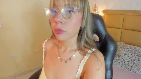 Snapshot of melissarouge chatting on 05-22-26, 07:30 online show from 05-22-26, 07:30
