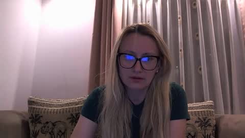 Snapshot of melly_rosey chatting on 05-10-26, 08:36 Melly online show from 05-10-26, 08:36