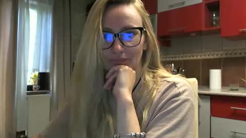 Snapshot of melly_rosey chatting on 05-18-26, 06:30 Melly online show from 05-18-26, 06:30