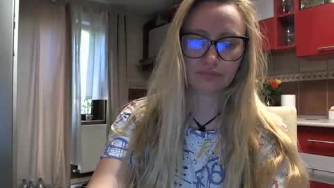 Snapshot of melly_rosey chatting on 05-19-26, 06:31 Melly online show from 05-19-26, 06:31