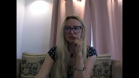 Snapshot of melly_rosey chatting on 05-20-26, 06:08 Melly online show from 05-20-26, 06:08