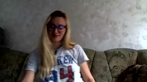 Snapshot of melly_rosey chatting on 05-23-26, 06:51 Melly online show from 05-23-26, 06:51