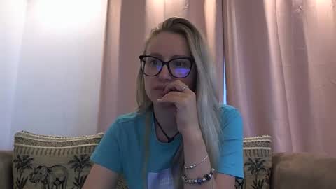 Snapshot of melly_rosey chatting on 05-26-26, 06:31 Melly online show from 05-26-26, 06:31