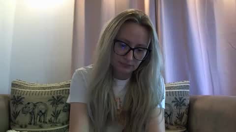 Snapshot of melly_rosey chatting on 05-29-26, 07:17 Melly online show from 05-29-26, 07:17