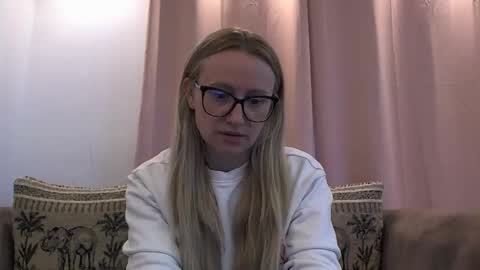 Snapshot of melly_rosey chatting on 06-03-26, 06:05 Melly online show from 06-03-26, 06:05