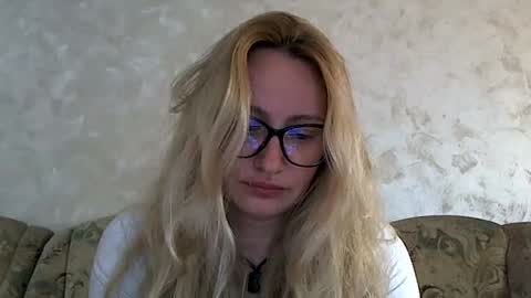 Snapshot of melly_rosey chatting on 06-16-26, 06:49 Melly online show from 06-16-26, 06:49
