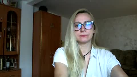 Snapshot of melly_rosey chatting on 06-24-26, 07:18 Melly online show from 06-24-26, 07:18