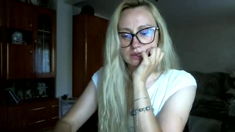 Snapshot of melly_rosey chatting on 06-30-26, 03:02 Melly online show from 06-30-26, 03:02