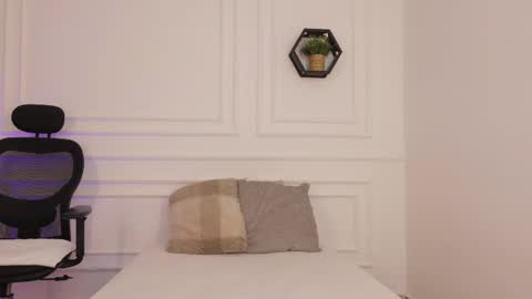 Snapshot of meloddysky chatting on 02-16-26, 01:51 Meloddy online show from 02-16-26, 01:51