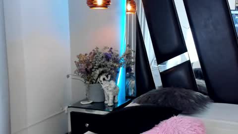 Snapshot of melody_suarez chatting on 12-19-24, 08:23 MELODY online show from 12-19-24, 08:23