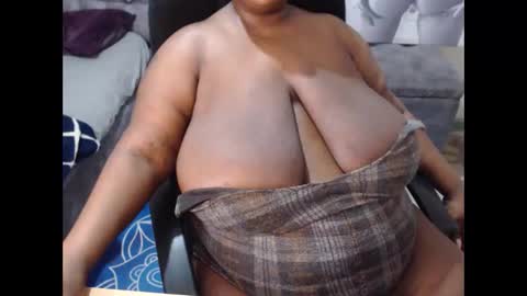 Snapshot of mency1980 chatting on 11-04-25, 06:07 bigboobsass online show from 11-04-25, 06:07