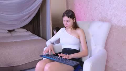 Snapshot of meow_mellie chatting on 03-11-25, 04:32 meow_mellie online show from 03-11-25, 04:32