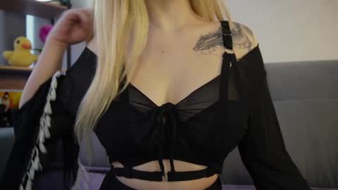 Snapshot of meow_rinnie chatting on 02-18-25, 08:27 My links --- online show from 02-18-25, 08:27