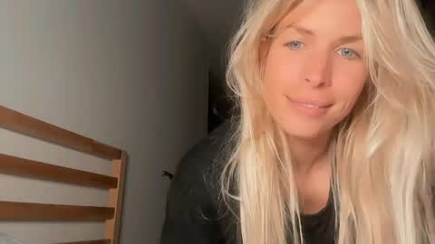 Snapshot of mer_kel chatting on 04-17-26, 10:24 mer_kel online show from 04-17-26, 10:24