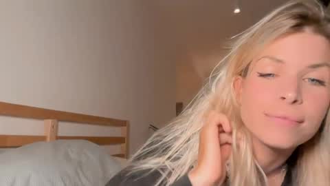 Snapshot of mer_kel chatting on 05-05-26, 10:18 mer_kel online show from 05-05-26, 10:18