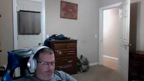 Snapshot of mercer1977 chatting on 10-28-25, 01:36 mercer1977 online show from 10-28-25, 01:36