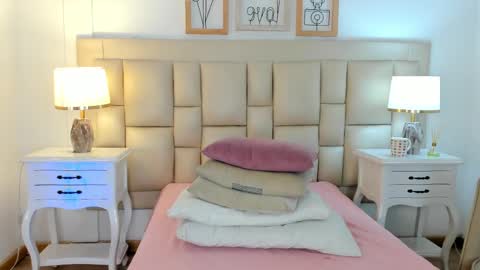 Snapshot of meredit_lane chatting on 02-13-25, 02:56 online show from 02-13-25, 02:56