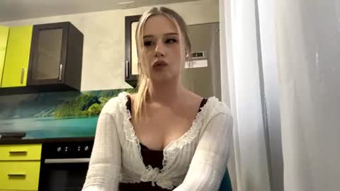 Snapshot of merrileesmoldt chatting on 06-10-26, 10:03 Stefani online show from 06-10-26, 10:03