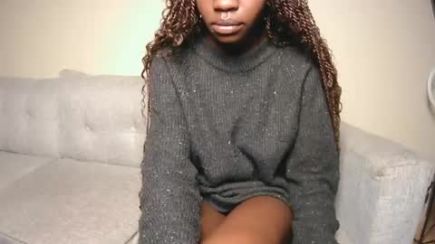 mia_bellie2 online show from 05-18-26, 09:48
