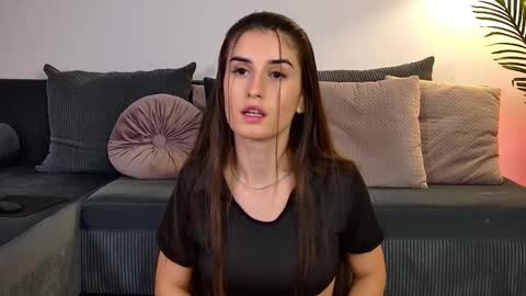 Freya Allen online show from 12-16-25, 09:31