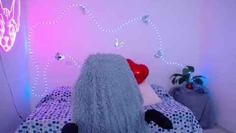 Snapshot of mia_cute_girl chatting on 06-04-26, 12:00 mia_cute_girl online show from 06-04-26, 12:00