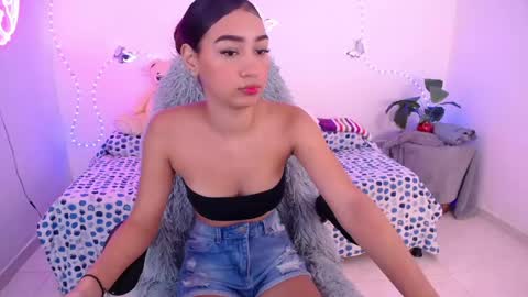 Snapshot of mia_cute_girl chatting on 06-05-26, 12:11 mia_cute_girl online show from 06-05-26, 12:11