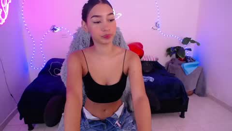 Snapshot of mia_cute_girl chatting on 06-07-26, 12:20 mia_cute_girl online show from 06-07-26, 12:20