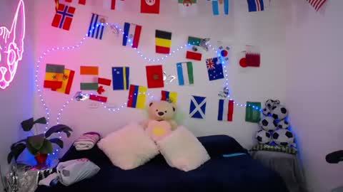 Snapshot of mia_cute_girl chatting on 06-11-26, 12:25 mia_cute_girl online show from 06-11-26, 12:25